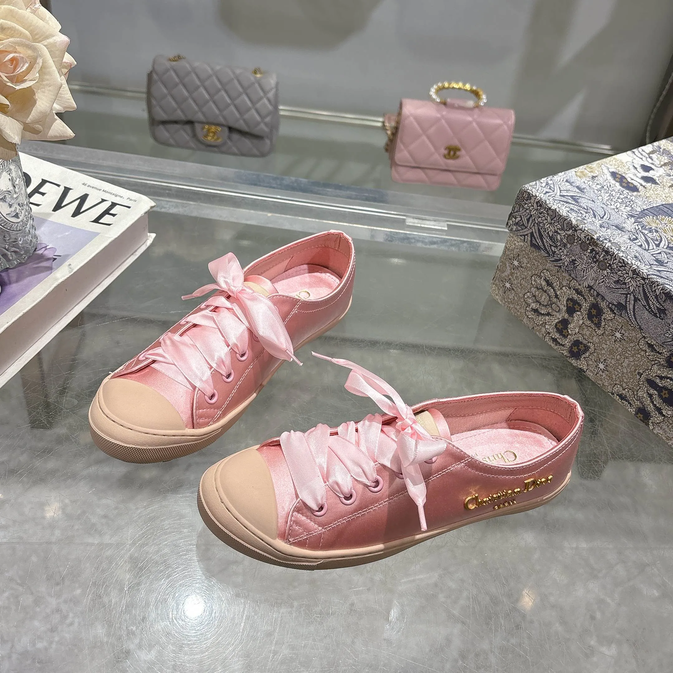 👟👟Ex-factory price 440👟👟 Dior ballet-style casual shoes, the same style as celebrities, satin fabric, breathable mesh lining, sheepskin for feet, wear-resistant rubber sole, size 35-40.